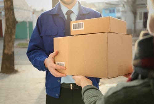 Equipo logístico gestionando distribución eficiente